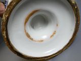 un gros plan d'une personne tenant un vase
