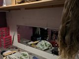 un sèche-cheveux posé sur un plan de travail dans une pièce