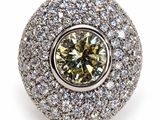 gros plan d'une bague en diamant sur fond blanc