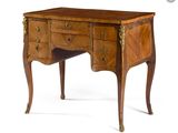 un petit bureau en bois avec un tiroir