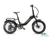 un gros plan d'un vélo électrique noir et vert sur fond blanc