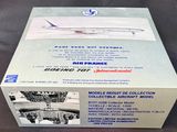 une image représentant une boîte sur laquelle figure l'illustration d'un avion