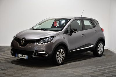 la voiture grise est garée sur le sol à carreaux d'une pièce