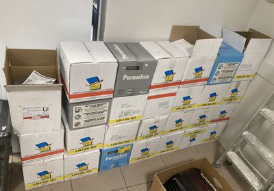 de nombreux cartons empilés sur le sol