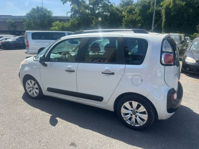une petite voiture blanche garée sur le parking