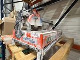 une photo d'un homme travaillant sur une machine dans un garage