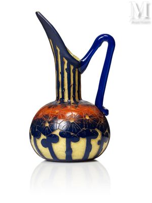 un vase avec une anse bleue sur un fond blanc