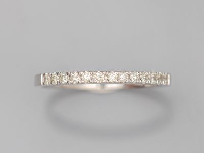 une alliance en or blanc sertie de diamants ronds taille brillant
