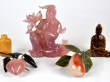 trois figurines assises côte à côte sur une surface blanche