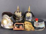 de nombreux types de casques et de chapeaux posés sur une table