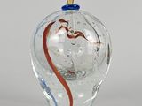 une bouteille en verre ornée d'un motif rouge, blanc et bleu
