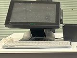 un ordinateur sur un bureau avec un clavier et une souris