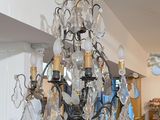 un lustre suspendu au plafond dans un salon