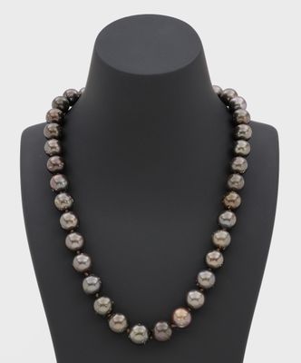 un collier de perles noires et blanches sur un mannequin