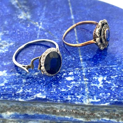 deux bagues posées sur une plaque de marbre bleu, ornées d'un diamant au centre