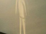 l'ombre d'une personne sur un mur et l'ombre d'une personne au sol