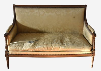 un canapé sur lequel est posé un coussin