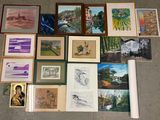 de nombreuses photos accrochées au mur au-dessus des toilettes dans la salle de bains