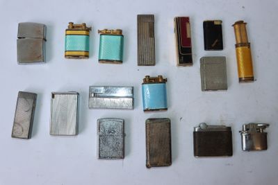 beaucoup de briquets et de briquets allumés sur la table