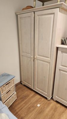 une chambre à coucher comprenant un lit, une commode et une armoire