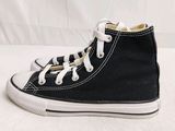 un gros plan sur une paire de Converse noires
