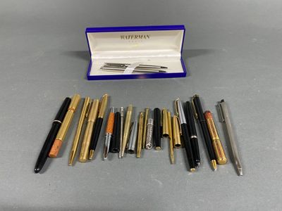 several pens are lined up in a blue box on a table