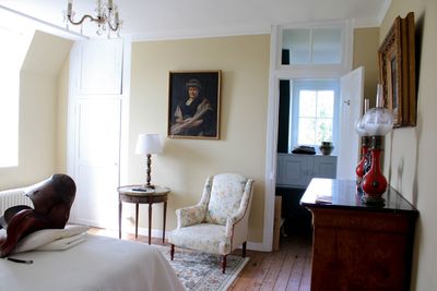 une chambre avec un lit et une chaise