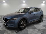 une Mazda CX-5 bleue garée sur un sol à damier