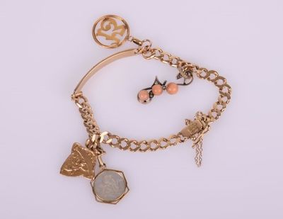 une photo d'un bracelet en or orné de breloques et d'un cœur