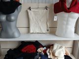 trois mannequins sur une étagère, habillés