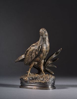 une statue en bronze représentant un aigle perché sur une branche d'arbre