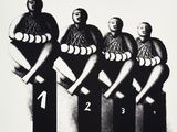 photographie en noir et blanc d'un groupe d'hommes assis les uns à côté des autres