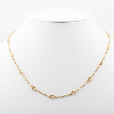 un collier en or sur un mannequin