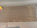 une photo montrant un gros plan d'un radiateur et de fils électriques
