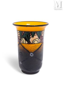 un vase sur lequel figure la photo d'une femme