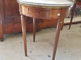 une petite table avec un plateau en marbre