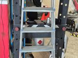 une échelle appuyée contre un mur dans un garage