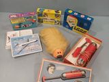 de nombreux types de jouets différents posés sur la table