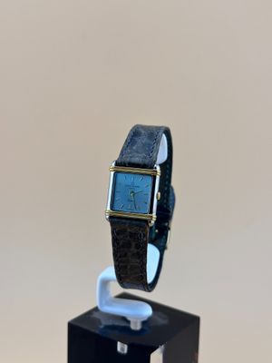 une montre posée sur un socle noir