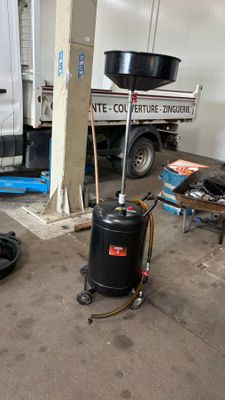 une photo d'un homme en train de réparer un pneu dans un garage