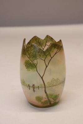 un vase en verre orné d'une image représentant un arbre