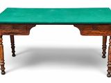 un vieux bureau en bois avec un plateau vert sur fond blanc