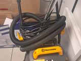 un aspirateur posé sur le sol à côté d'une boîte