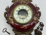 une horloge accrochée au mur et entourée d'une chaîne