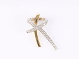 une photo d'une broche en forme de croix en or et diamants