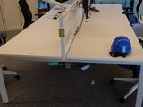 un bureau sur lequel est posé un casque, dans un bureau