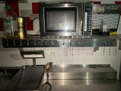un micro-ondes posé sur un comptoir dans une cuisine