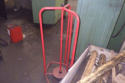 une photo d'un diable métallique rouge dans un garage