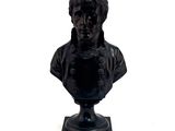 statue représentant le buste d'un homme vêtu d'une veste noire