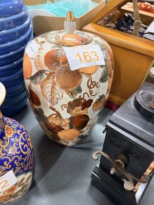 de nombreux vases posés sur une table dans un magasin